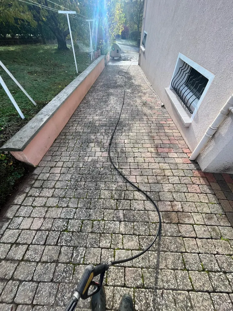 Allée pavée en cours de nettoyage haute pression