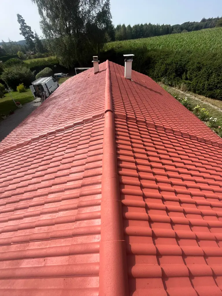 Toiture en tuiles rouges après intervention