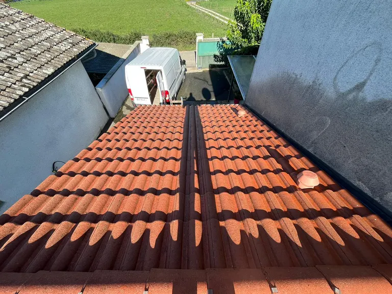 Toiture en tuiles rouges entre deux bâtiments