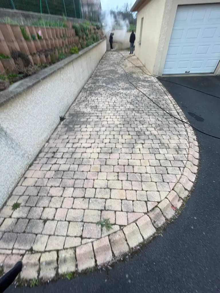 Nettoyage haute pression d'une allée pavée