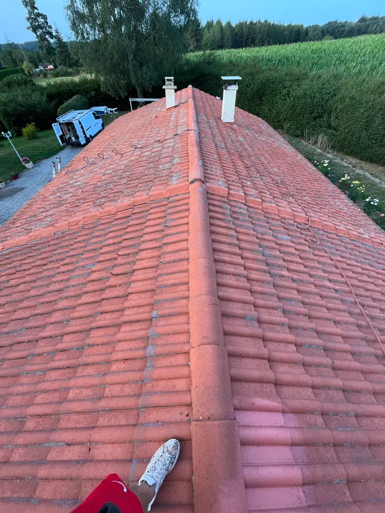Vue rapprochée d'une toiture en tuiles rouges